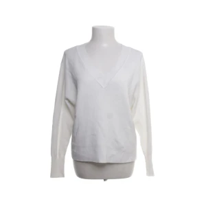 Vit tröja från OBJECT - Säljer en stilren vit tröja från OBJECT i storlek S. Tröjan är tillverkad av 70% Viscose-LENZING™ ECOVERO™, vilket gör den både mjuk och hållbar. Den har en v-ringad design och långa ärmar, perfekt för både vardag och lite finare tillfällen. Passar perfekt till höst- och vårgarderoben!