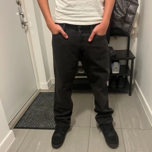 Jack N jones loose eddie - Jack n jones jeans i modellen Loose/Eddie. Väldigt sköna och bra att styla. säljer på grund av att det inte är min stil längre. Personen i bilden är runt 184