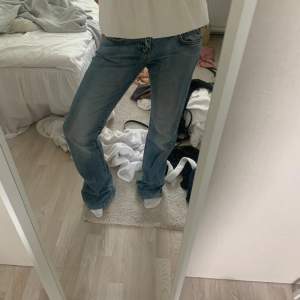 Säljer dessa super snygga låga jeans!!🩷💝skriv om du vill ha mått eller fler bilder😘