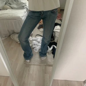 Lågmidjade jeans  - Säljer dessa super snygga låga jeans!!🩷💝skriv om du vill ha mått eller fler bilder😘