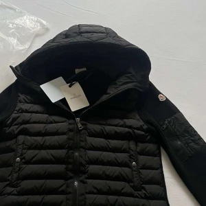 Moncler Cardigan  - Moncler cardigan storlek L passar M , pris kan diskuteras!