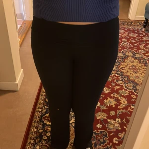Yoga pants - Yoga pants från Gina tricot mörkblåa. Det har ett litet hål på knät. Möts upp i Stockholm och fraktar❤️
