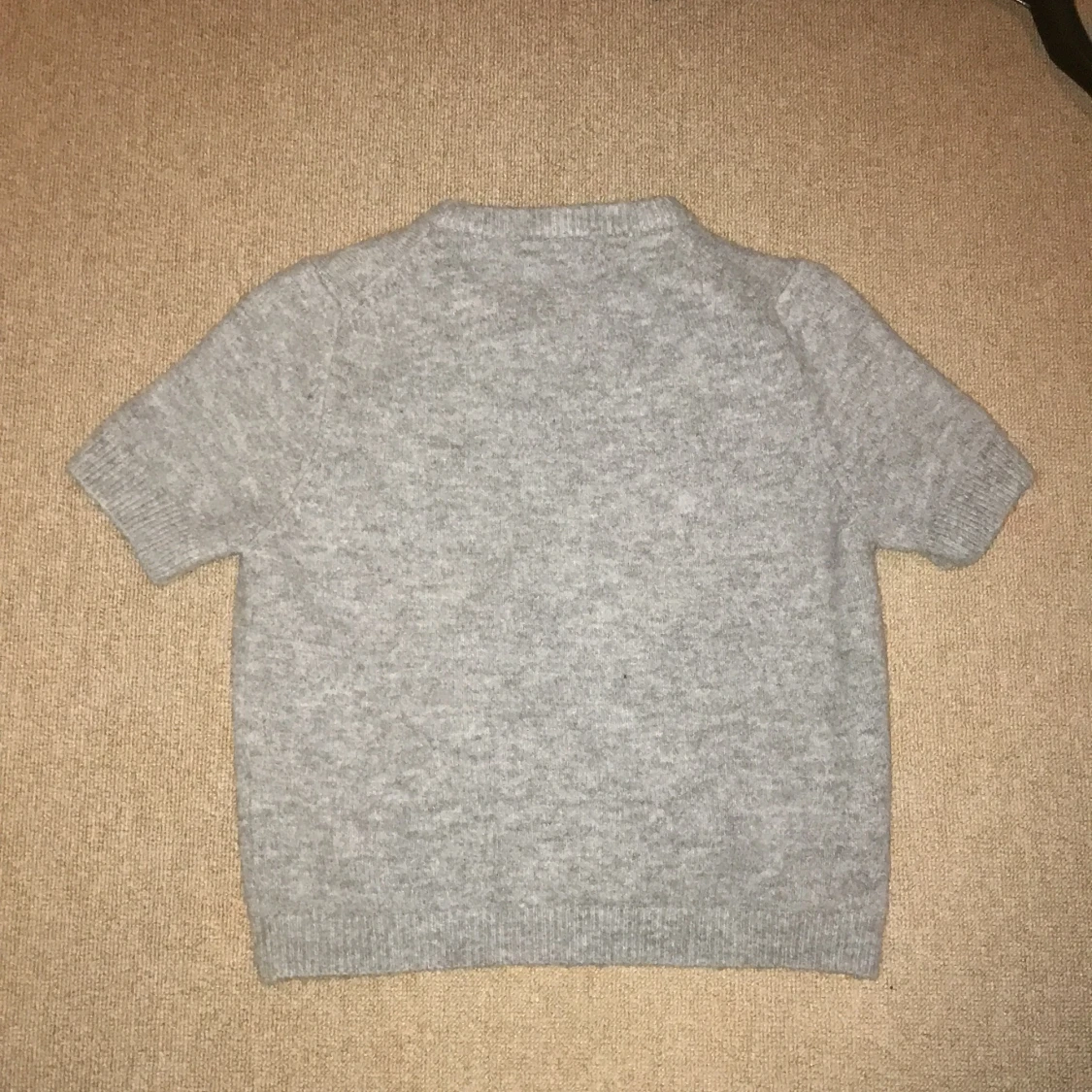 Stickad och kortärmad crop topp - 91