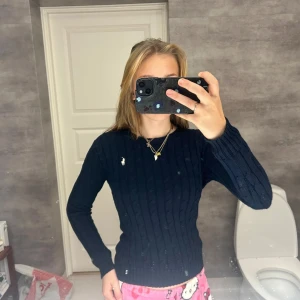 Stickad ralph lauren tröja💕 - Stickad ralph lauren tröja som inte kommer till användning💕 marin blå💙 Nypris= 850kr