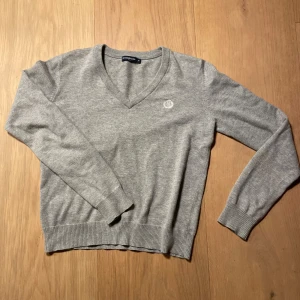 Henri Lloyd - Stickat Henri Lloyd tröja som är sparsamt använt och har inga anmärkningar. Passar främst 10-12 åringar som är 140 - 150 cm