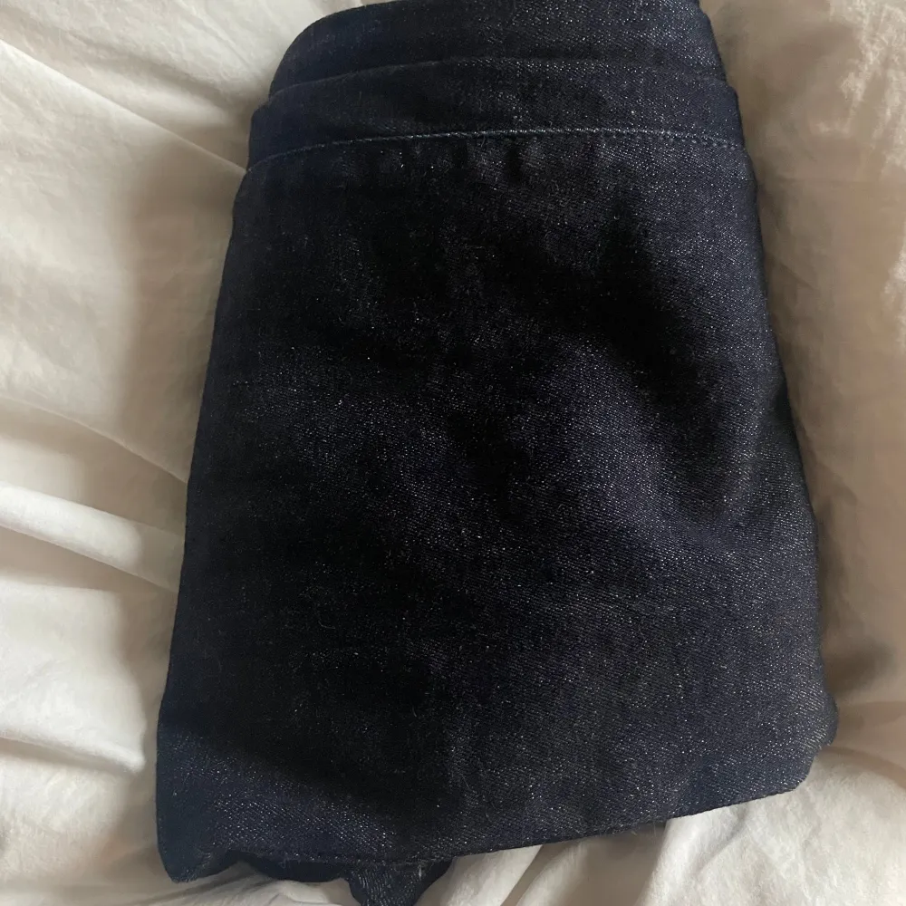 Superfina mörkblå jeans från HunkyDory! Nypris är 1500kr, säljer då jag har ett likadant par. Så snygga!! Sista bilden visar hur färgen ser ut IRL. Storlek 27/34 men är superlånga! . Jeans & Byxor.