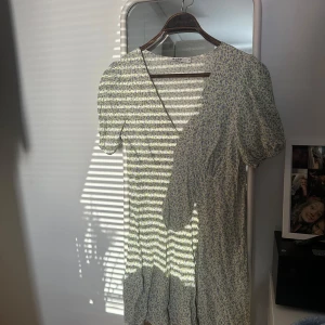 Mini klänning  - Använd en gång pga blivit för liten för mig. Super söt klänning. 