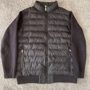 Moncler cardigan  - Sælger den her mega fede moncler 😍cardiganbemærk at den er uden logo på siden Byd byd byd🙌