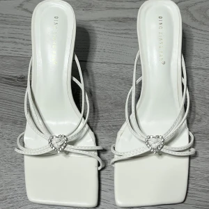 Vita klackskor - - Oanvända - Stl 37 - Klackhöjd 6 cm - Nypris 270kr 