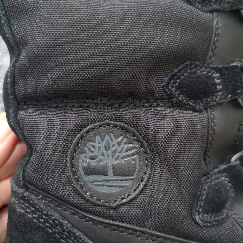 Svarta vinterstövlar i skinn och vattenavisande material från Timberland, fodrade med mockadetaljer.  . Skor.