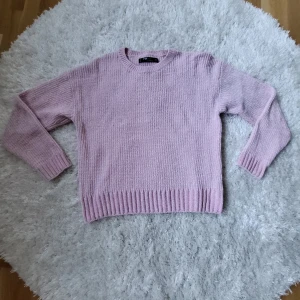 Rosa stickad tröja från FB Sister - Säljer en superfin rosa stickad tröja från FB Sister i storlek XS. Den är gjord av 100% polyester och är perfekt för både höst och vinter. Tröjan har en klassisk rund hals och långa ärmar, vilket gör den både mysig och stilren. Perfekt för att hålla sig varm och snygg under kyliga dagar! 💖