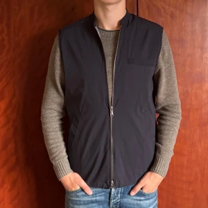 Eton väst - Snygg Eton väst i storlek M, mörkblå. Skicket är 8,5/10. Nypris är 2000 kr. Personen på bilden är 1,86 lång. Skriv gärna fler frågor ifall du undrar något!