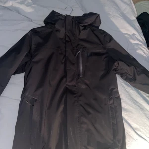 Helly hansen jacka ny skick - Jag säljer min jacka pågrund av att den är för stor köptes i september för cirka 2100kr helt ny inga skador osv jätte bra skick