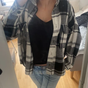 Randig jacka - Jätte fin randig jacka från Gina Tricot i storlek xs men är som en s, lite nopprig men inget man tänker på. Hör av dig om du har frågor 💕
