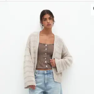 Intressekoll på min helt nya kofta från pull and bear❤️jättefin perfekt till hösten och så fin färg och perfekt armar❤️helt slut på hemsidan ❤️