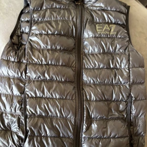 Svart Armani ea7 väst storlek M - Säljer min Armani ea7 väst på grund av ekonomiska skäl och vill också ge bort till nån som  behöver  det 