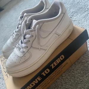 Air forces - Är använda, men ändå helt okej skick. Köpta för 2000kr nått på merchsweden.  Får med Nike box. 