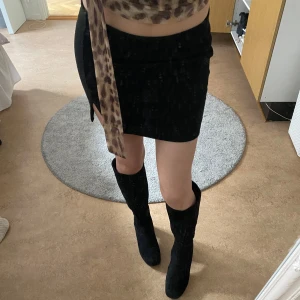 Svarta boots/stövlar  - Svarta stövlar i mocka material. Använda cirka 3 gånger. De är i storlek 39 men lite små i storleken så de passar mig som vanligtvis har 38. Pris kan diskuteras!