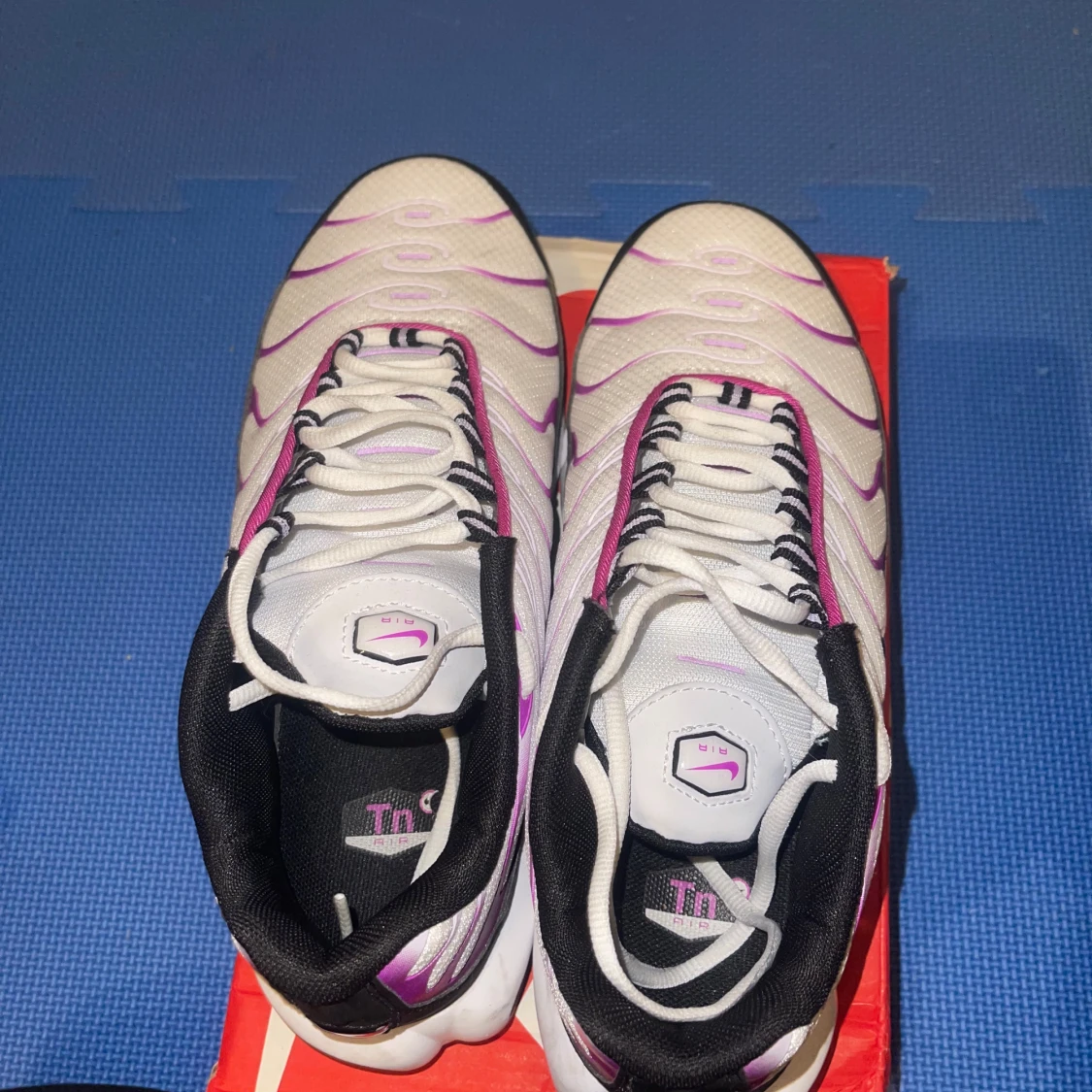 Nike sneakers i vitt och lila - 92