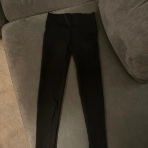 Träningstights  - Svarta träningstights i Stl M från shein. Endast testade