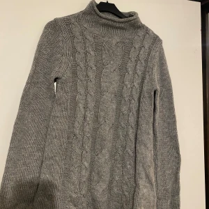 Stickad tröja - Grå stickad tröja i storlek S. Bara använd ett fåtal gånger och är mjuk i materialet.