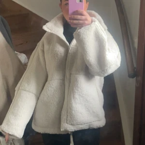 Teddyjacka från h&m - Säljer denna populära teddyjackan från H&m, cremevit, storlek M (38). kontakta mig för fler bilder eller info. finns i helsingborg. Priset kan diskuteras vid snabb och smidig affär men skambud ombes. 
