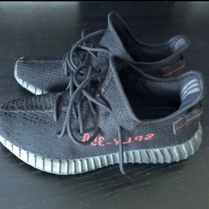 Yeezy boost 350 v2 bred - Size 45 1/3 used but like new. 