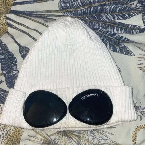 Cp Company Mössa - Tja, säljer denna feta Cpcompany mössan till ett grymt pris! Självklart äkta! Skick 9/10 inga defekter på den osv!  Pris går att diskuteras! Hör av er vid frågor elr funderingar!