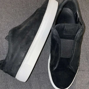 Axel Arigato skor - Säljer dessa väldigt fina Axel Arigatos skor i storlek 45. De är nästan helt nya. Äkta men finns tyvärr inget kvitto. 