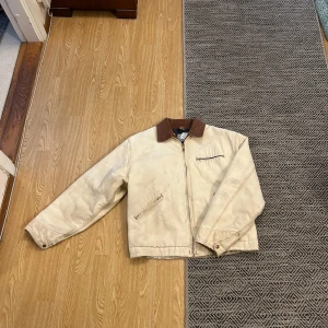 80s carhartt Detroit jacket  - En väl använd carhartt Detroit jacka från 1985. Om man bortser från fläckar och slitningar som har kommit med åren så är jackan 10/10 skick