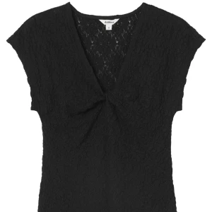 Topp med vriddetalj - Skitsnygg topp med en vridningsdetalj, superbra skick💕