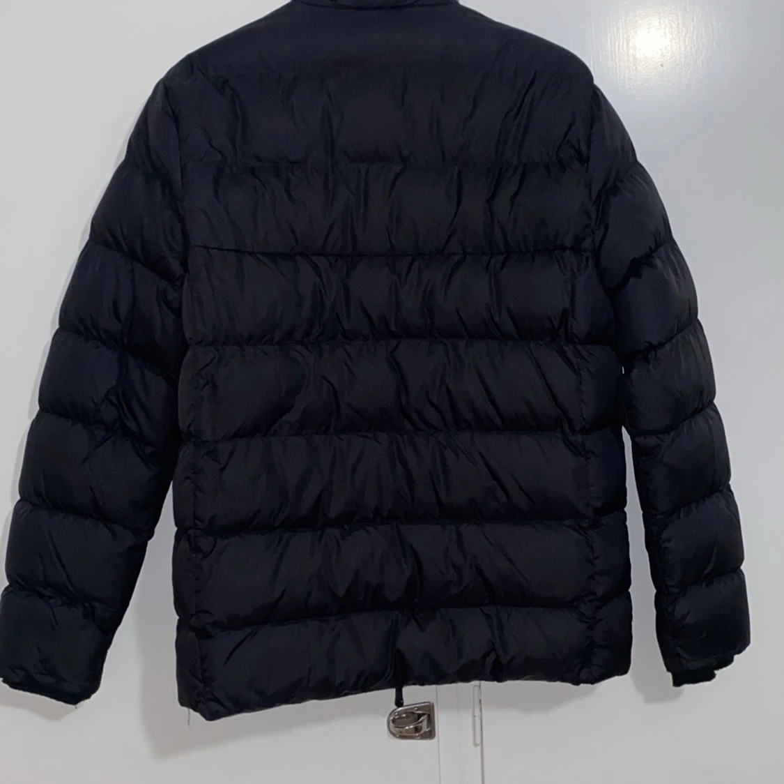 Svart dunjacka med broderad logga - 93