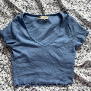 CROPPAD T-SHIRT - Aldrig använd! Mycket fint skick! Inga defekter 