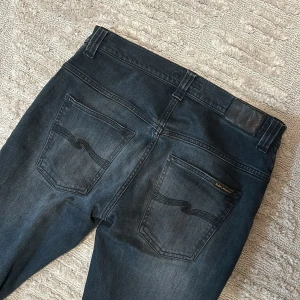 Grå nudie jeans - Riktigt snygga och sköna nudie jeans i modellen ”thinn finn” Strl 31/32🙌