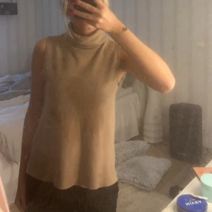 Zara polo tröja - Säljer denna jätte snygga tröja från zara då jag inte använder den längre, skriv för fler bilder.