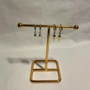 Örhängen  - Jättefina örhängen! Finns i silver & guld. Köp för 99kr/st Eller 179kr/paret. Modell 107. Smyckeställningen finns även att köpa för 299kr!