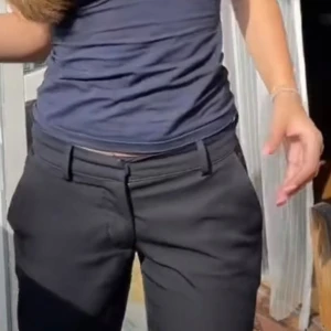 Svarta low waist kostymbyxor  - Svarta low waist kostymbyxor från bikbok som inte säljs längre, köpte dom för kanske 500-600, säljer dom för 400. De har slits längst ner vid fötterna, så snyggt med till exempel uggs.  Säljer då jag har 2 par. Dom är väl använda