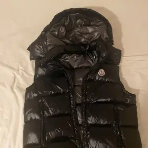 Moncler väst med medium i storlek. Ska säljas nu efter några få användningar. Pris kan diskuteras vid snabbaffär!