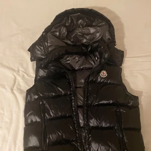 Moncler väst - Moncler väst med medium i storlek. Ska säljas nu efter några få användningar. Pris kan diskuteras vid snabbaffär!