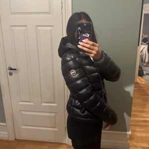 Colmar jacka - Säljer min jättefina colmar jacka som köptes förra året. Säljs för att jag ska köpa ny, den har inga skador eller defekter, precis som ny! Storleken är 42 vilket motsvarar typ xs. Hör av er vid frågor eller fler bilder🥰