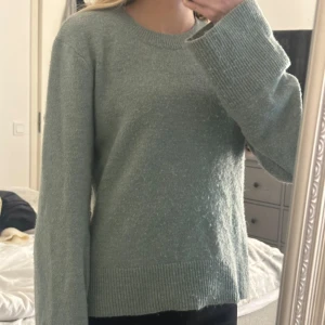 Stickad tröja  - Stickad tröja från H&M, lite nopprig men fortfarande bra kvalité och jättemysig 