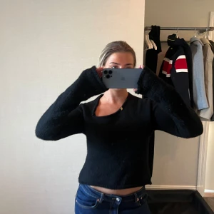 Svart tjock tröja  - Jätte snygg tröja med special urringning. 