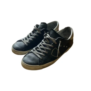 Philippe model skor - Tja! Säljer dessa feta Philippe model skor i okej skick, men fortfarande mycket kvar att ge. Nypriset ligger runt 4000. Mitt pris 799. 