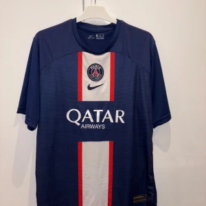 Psg mbappe t shirt - Säljer min väldigt fina psg t shirt med mbappe på ryggen. Mycket bra skick. Använder inte längre. Skriv om du undrar något.