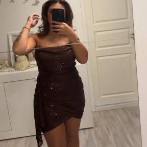 Klänning  - En jätte snygg klänning. Brun och har paljetter. Super snygg nu till hösten  Använt 1 gång 