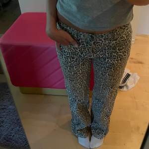 Skit coola & unika leopard jeans köpta i Spanien! Mid waist och långa i benen. Aldrig använda 💖💖