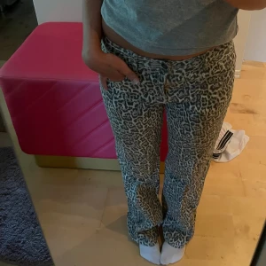 Leopard Jeans - Skit coola & unika leopard jeans köpta i Spanien! Mid waist och långa i benen. Aldrig använda 💖💖