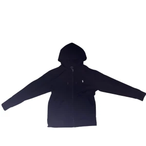 Ralph Lauren Hoodie (ⓀⓄⓅⒾⒶ) - Svart Polo Ralph Lauren Hoodie / Storlek M / Oanvänd / ⚠️ NOTERA ATT DETTA ÄR EN ⓀⓄⓅⒾⒶ ⚠️