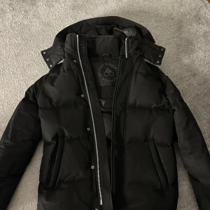 Moose knuckles cloud - Väldigt fin jacka som är väldigt varm och skön, kommer med päls som man kan sätta på och ta av. Säljer pga inte min stil och lite för stor. 10/10 skick kvitto finns. Fraktas endast. (Kan gå ner i pris vid snabb affär)