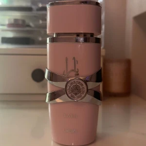 Lattafa Yara 100ml - Nästan helt full (95%), säljer då doften är för feminin för mig. Du kan se nypris på kvittot i bilden. Köpt från Notino.